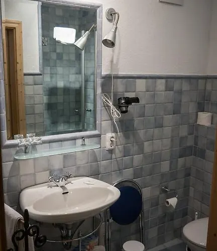 Zur Scheune בית הארחה 4*